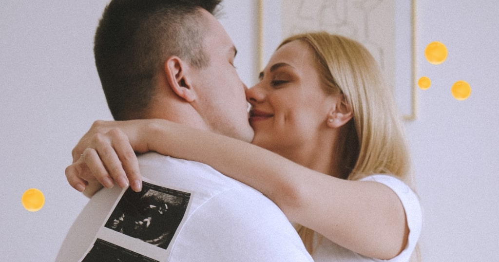 mladi par u ljubavi radiju se jer je devojka zatrudnela, u ruci drži rezultate
