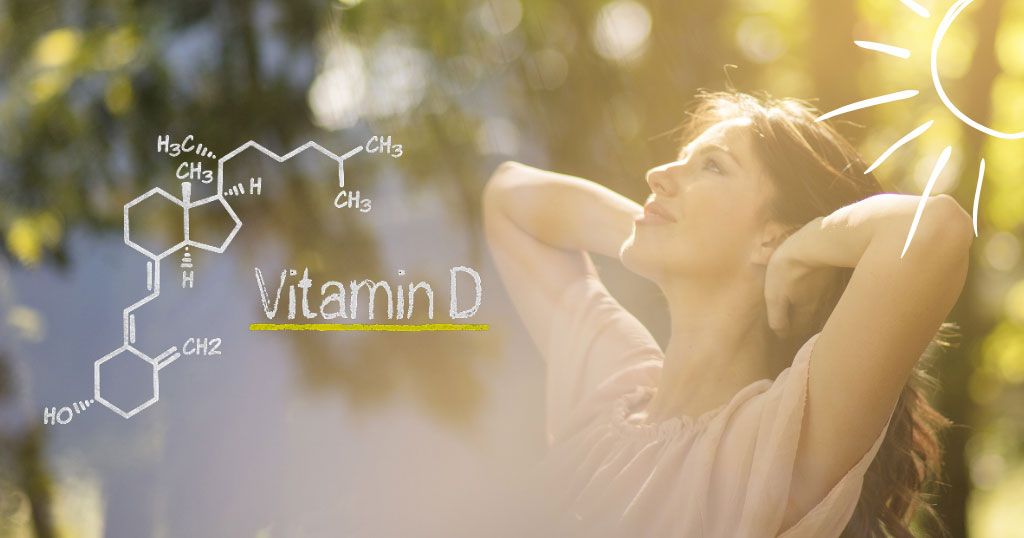sunce, formula vitamina D i nasmejanu žena obasjana suncem
